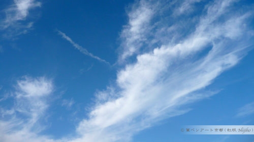 10月上旬の雲が多い青空