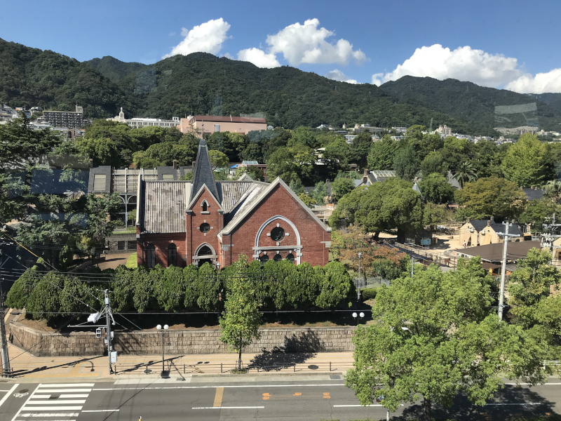 横尾忠則現代美術館、最上階から見える風景。手前に見えるのは以前教会だった神戸文学館。