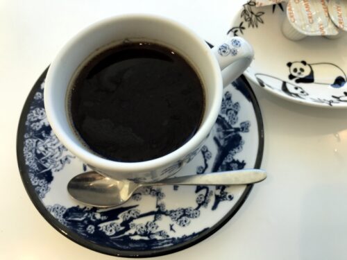 横尾忠則現代美術館併設のカフェ「ぱんだかふぇ」のコーヒー、食器は横尾忠則さんのデザイン